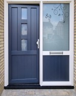 Raamfolie voordeur sierlijke krullen:blaadjes en huisnummer